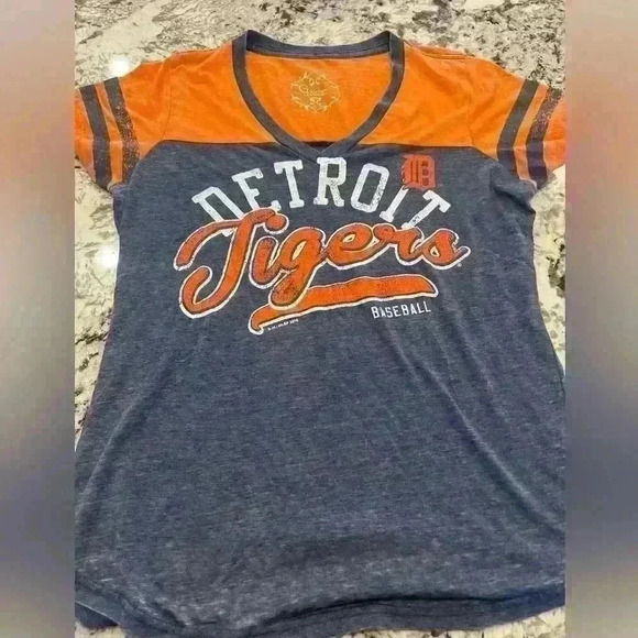 Tops - Lightweight tigers women’s size L t shirt